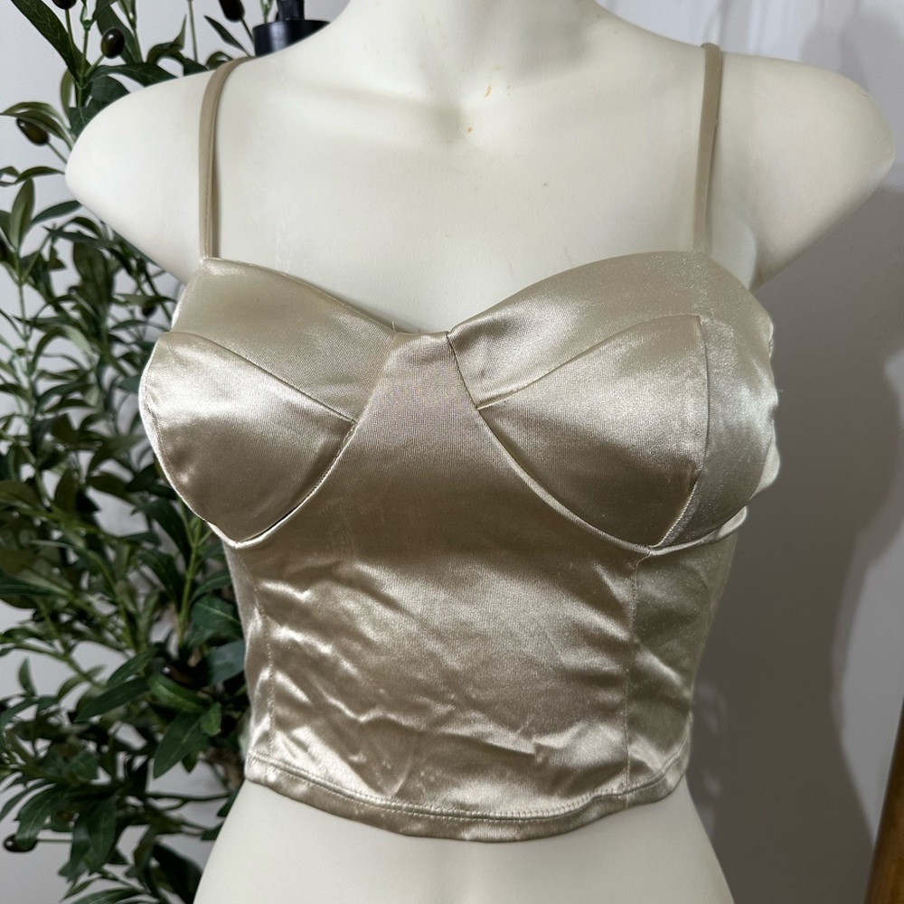 Liz and Sara Gold Padded Crop Top Size Medium‎ EUC